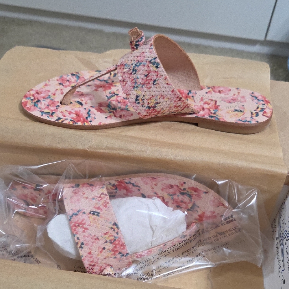 New! Joie a la plage Floral Pink Sandals